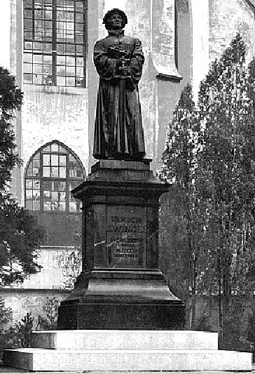 Denkmal Ulrich Zwinglis vor der Wasserkirche in der Stadt Zürich