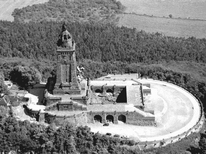 Eine Luftaufnahme des 81 Meter hohen Kyffhäuserdenkmals. Entstanden ist die gesamte Anlage auf den Resten der Reichsburg Kyffhausen, einer weitläufigen romanischen Feste aus dem 11./12. Jahrhundert.