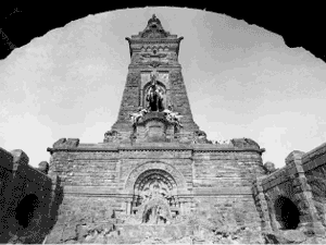 Am Fuße des 81 Meter hohen Kyffhäuserdenkmals bei Bad Frankenhausen, das vor etwa hundert Jahren eingeweiht wurde, sitzt Kaiser Friedrich I. Barbarossa auf seinem Thron in Stein gehauen. Der Sage nach wartet er auf Gerechtigkeit, Glanz und Frieden in Deutschland.