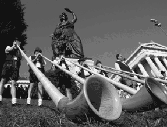 Die Tradition lebt weiter: Alphornbläser spielen während des üblichen Standkonzerts auf den Stufen der Bavaria.