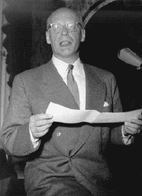 Gustaf Gründgens bei seiner Antrittsrede als Intendant des Hamburger Schauspielhauses. Hamburg, 1955